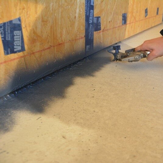 OSB-párafékező-csatlakozása-betonhoz