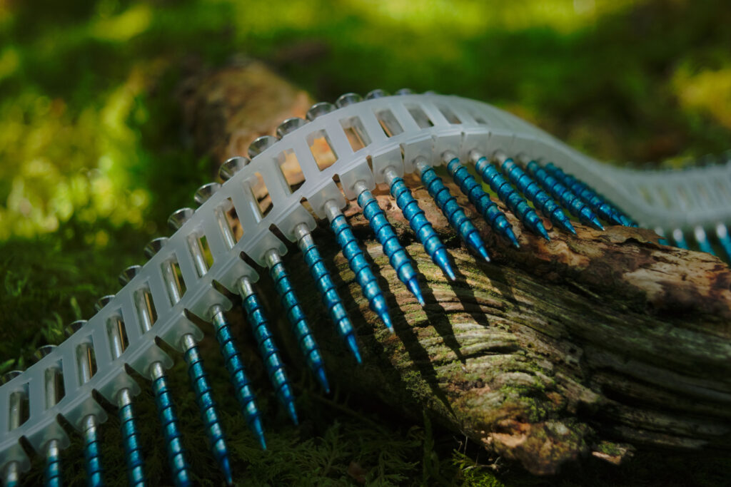 Közeli fotó a SCRAIL csavar-szeg speciális menetkialakításáról, amely garantálja a magas kihúzóerőt.