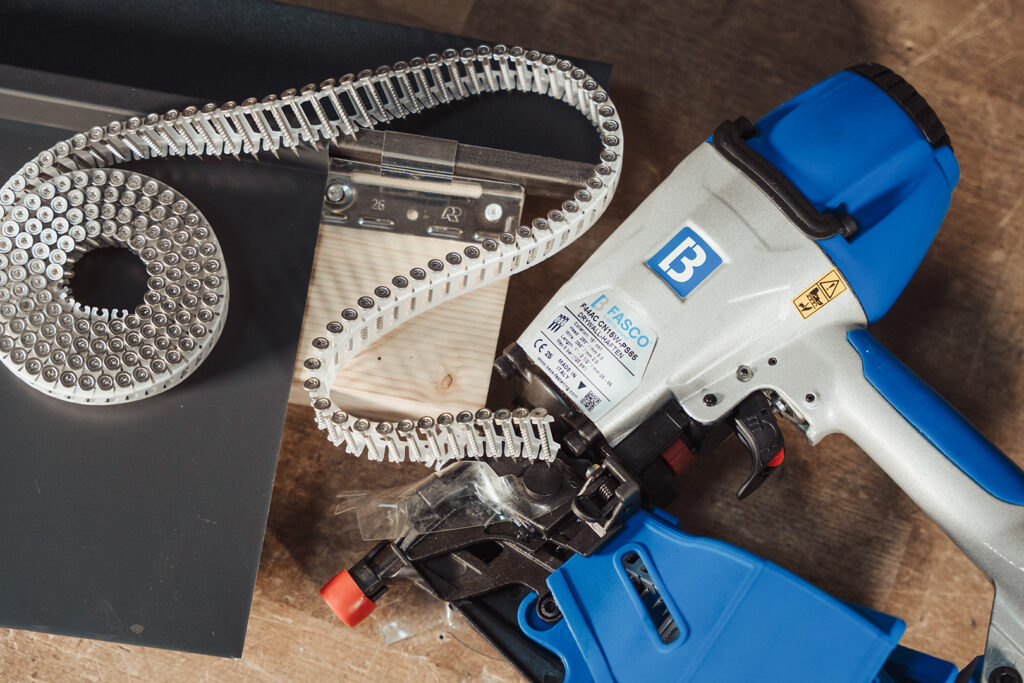 A Beck SCRAIL kötőelem egyszerű kicsavarása bitfejjel a faszerkezet bontásakor.