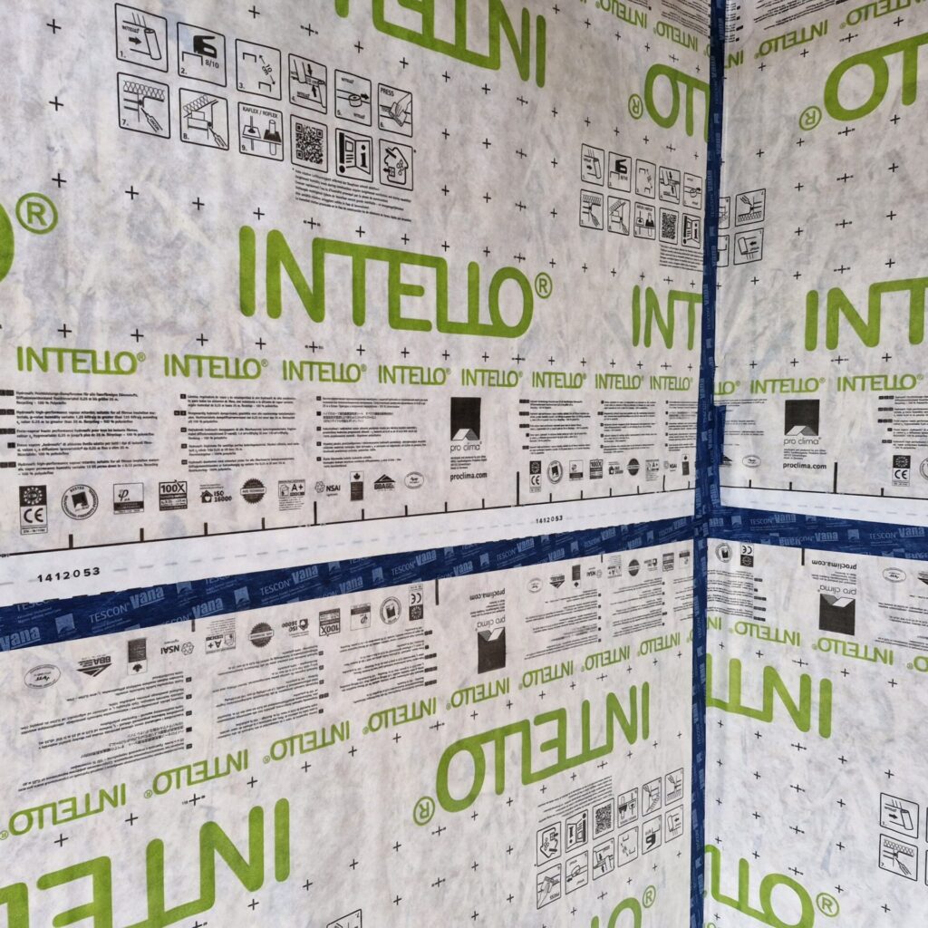 Intello intelligens páraszabályozó fóliával légzárt épület